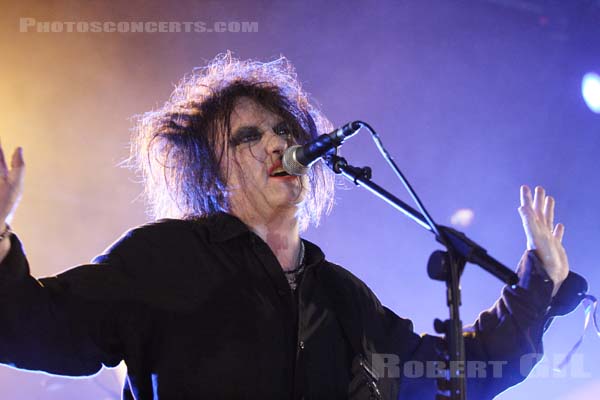 THE CURE - 2005-08-13 - SAINT MALO - Fort de St Pere - Robert James Smith